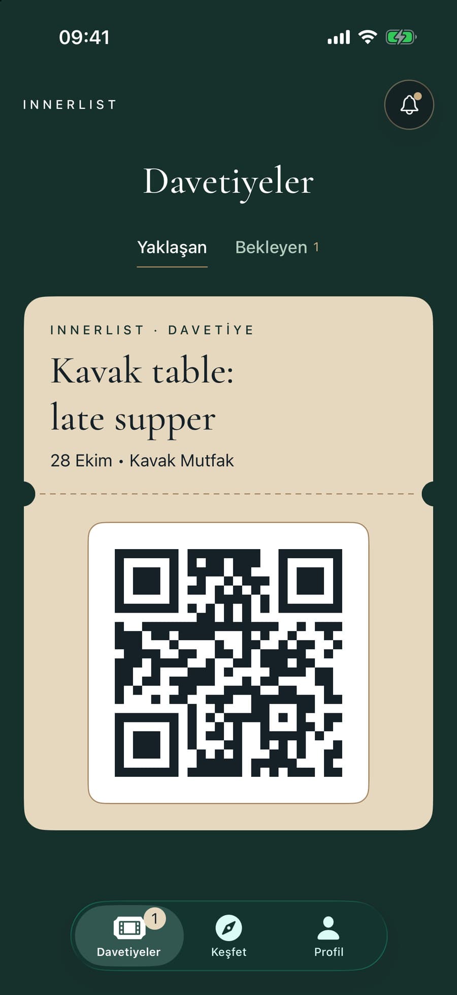 Davetiyeler ekranı: krem renkli davetiye, etkinlik adı, tarih ve QR kod.
