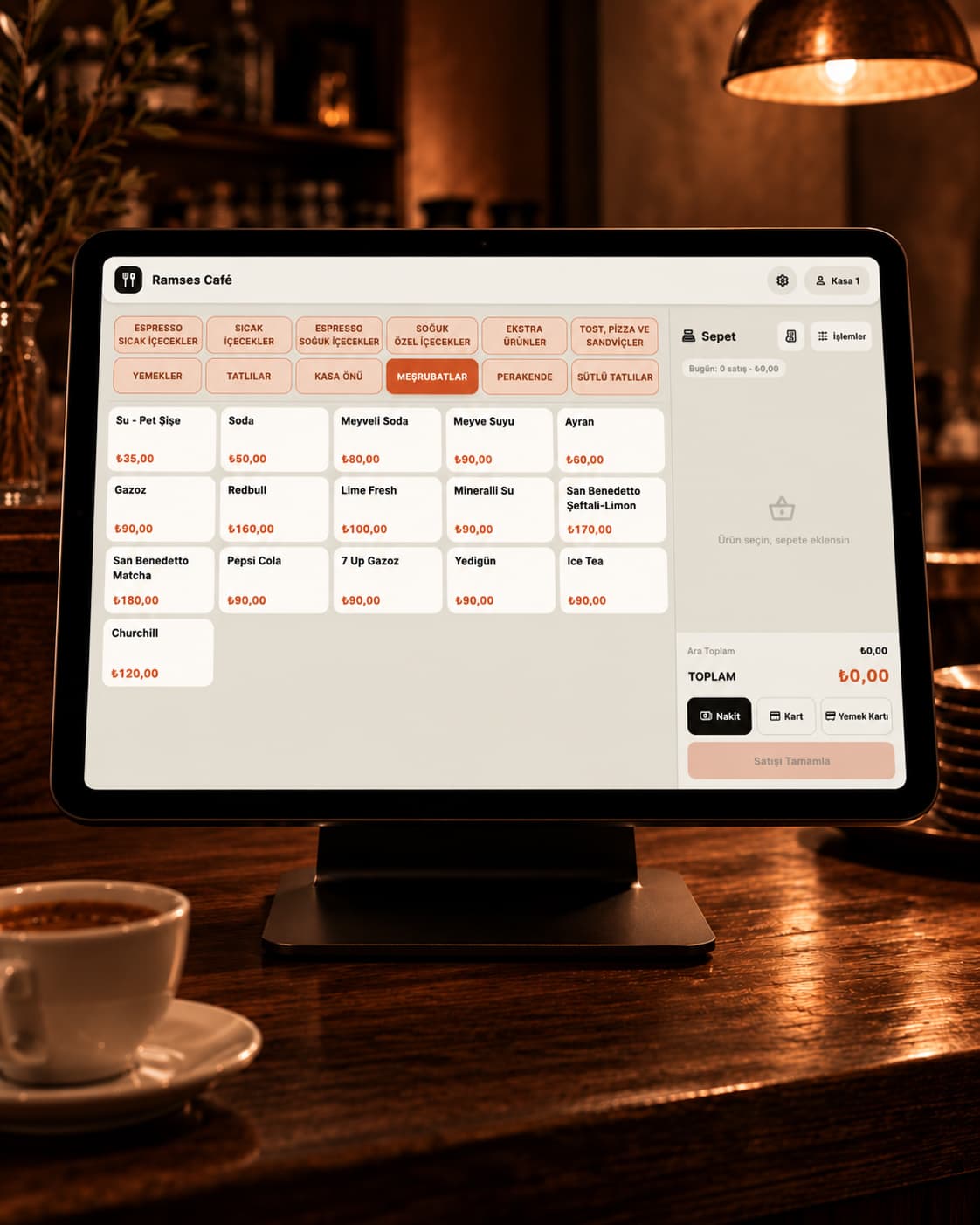 Kafe tezgâhındaki tablette görünen Ramses hızlı satış ekranı